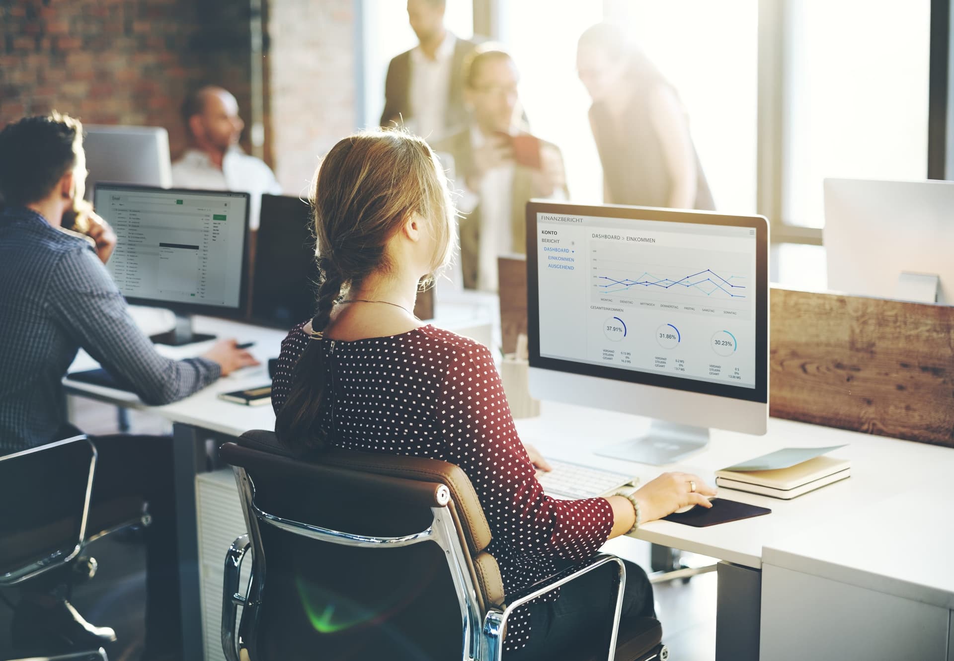 Frau konzentriert am Arbeitsplatz vor ihrem Laptop